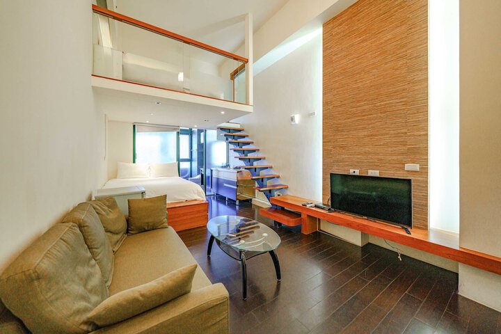 Room 7 of 9