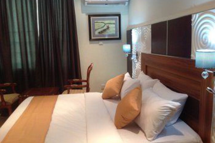 Room 8 of 17