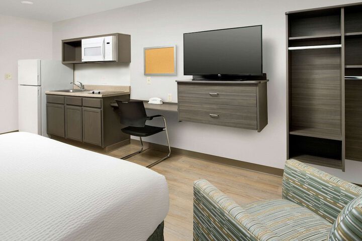 1 Queen Bed (3 of 18)