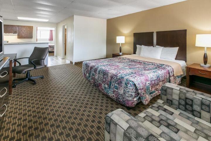 2 Queen Beds (2 of 6)