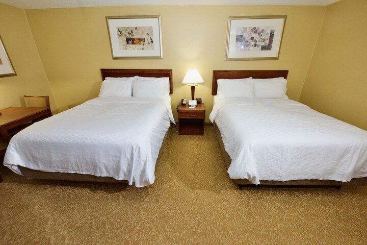 1 Queen Bed Standard Comm Accessible Tub (19 of 22)