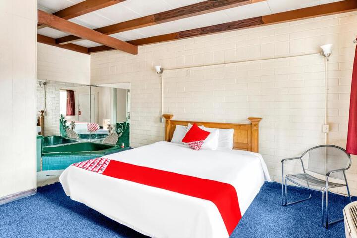 1 King Bed (10 of 19)