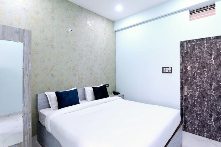 Room 17 of 28