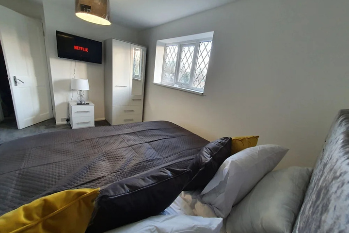 Room 4 of 14
