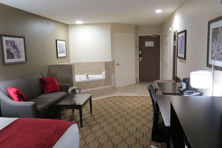 Suite 1 King Bed Sofa Bed For 1 Person Microwave and Refrigerator WiFi Full Breakfast (8 of 21)