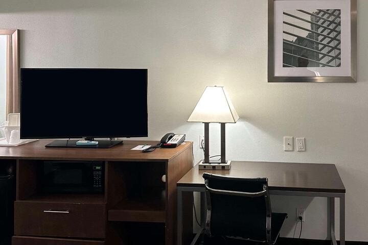 1 King Bed (5 of 5)