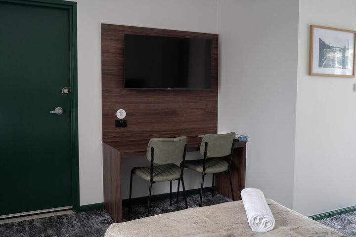 Room 2 of 33