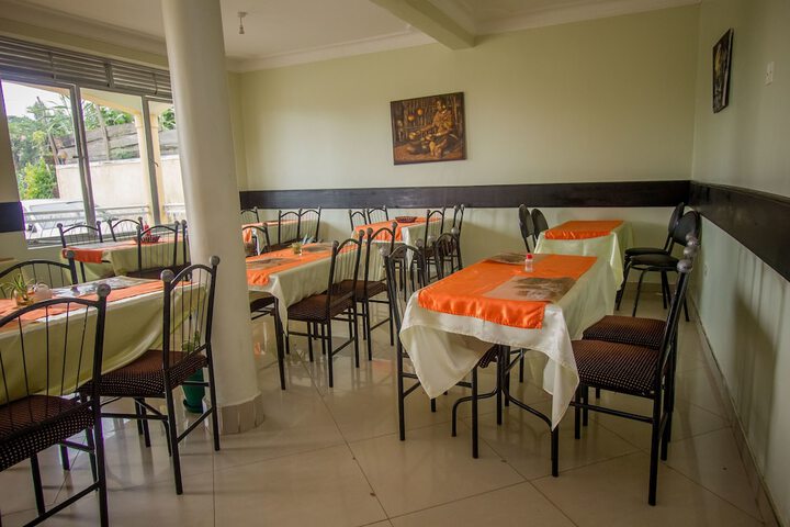 Dining 18 of 23