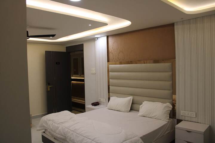 Room 6 of 10