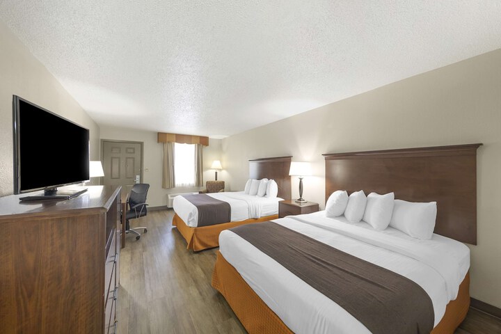 1 Queen Bed High Speed Internet Accessible Microwave and Refrigerator, Coffee Maker Iron and Ironing Board Hairdryer Full Breakfast (10 of 18)