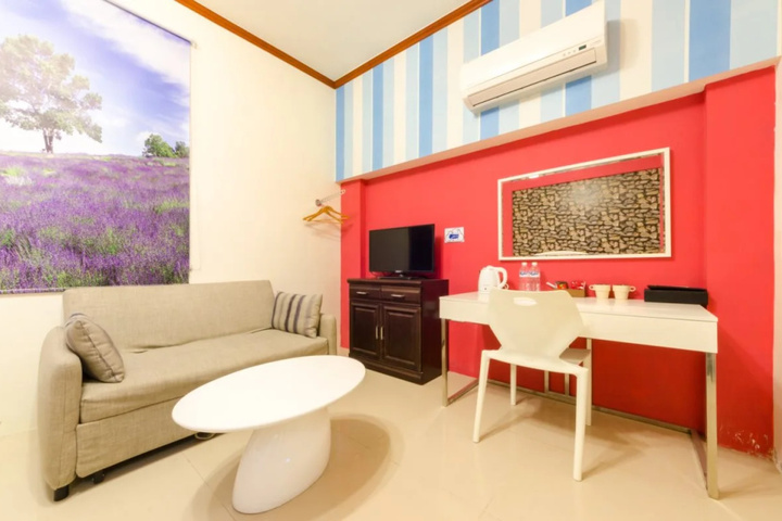 Room 2 of 10
