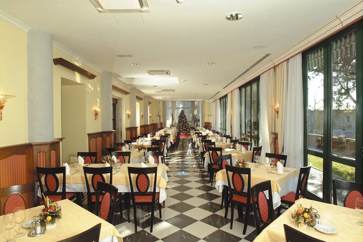 Dining 44 of 65