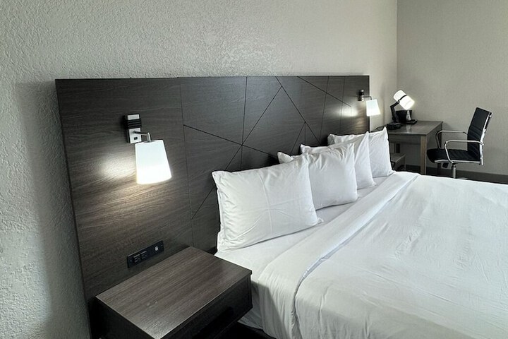 1 King Bed (4 of 11)