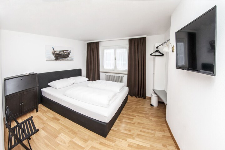 Room 5 of 33