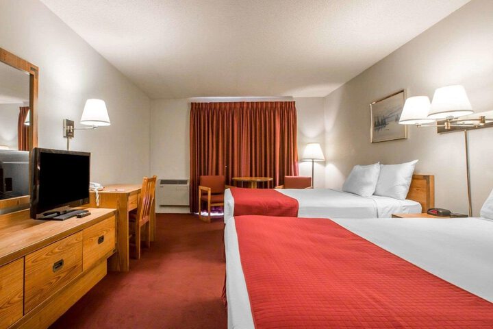 1 Queen Bed (12 of 15)