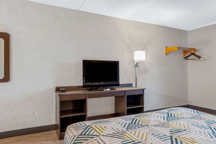 1 Queen Bed (7 of 15)
