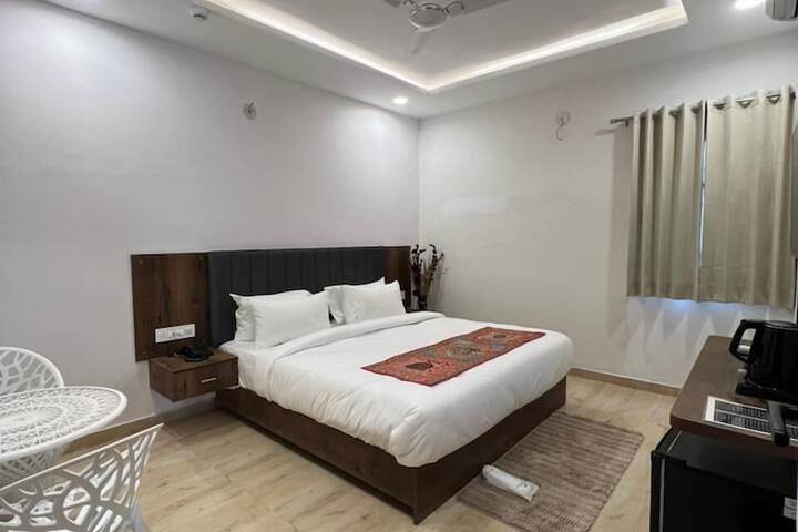 Room 4 of 18