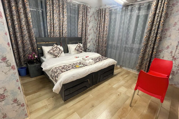 Room 5 of 7