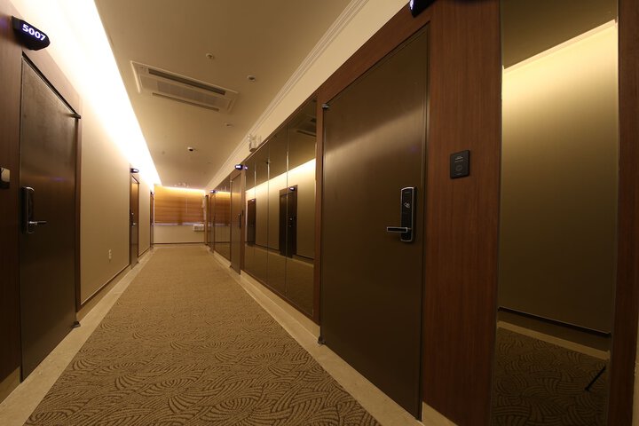 Ballroom/Hall 28 of 34