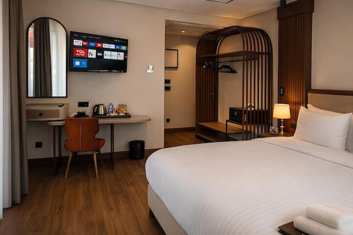 Room 7 of 16