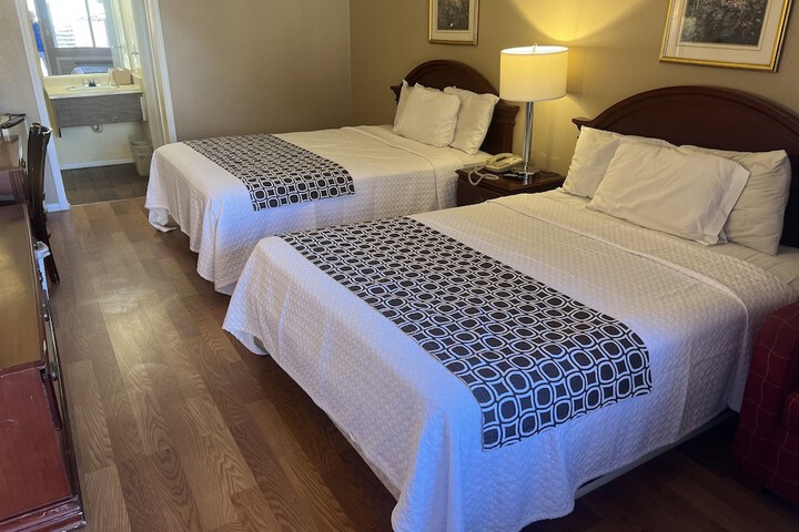 2 Queen Beds (1 of 12)