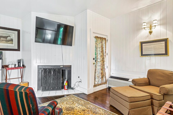 Snug Hug Queen Suite with Fireplace (64 of 131)