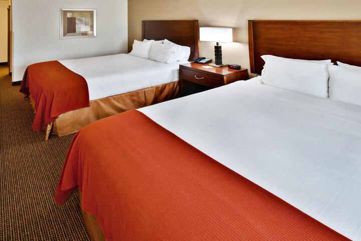 2 Queen Beds (5 of 10)