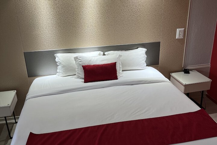 1 King Bed (1 of 4)