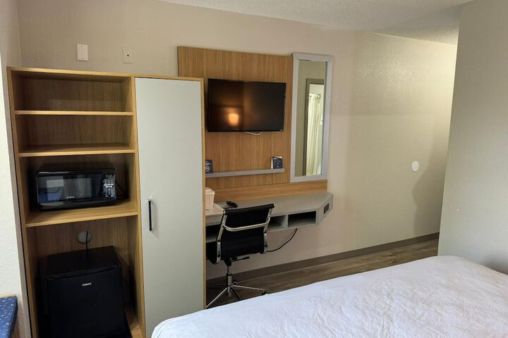Deluxe King Bed (4 of 6)