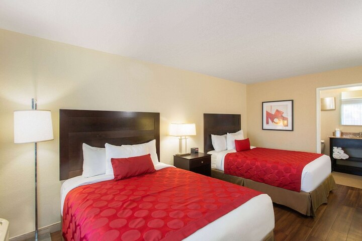2 Queen Beds (12 of 15)