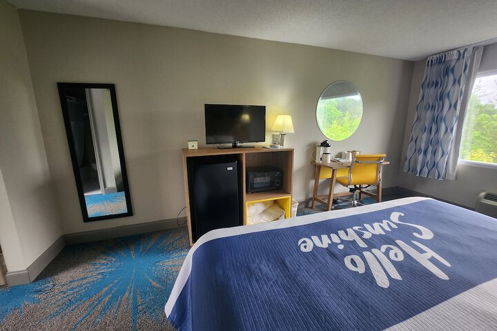1 King Bed (5 of 17)