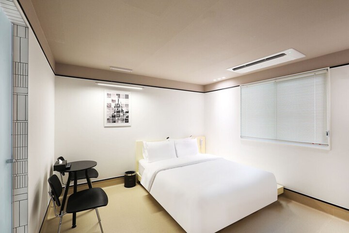 Room 10 of 40