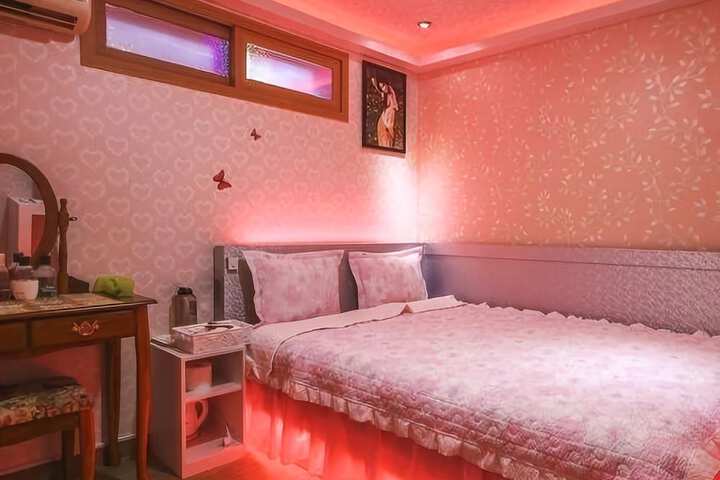 Room 9 of 17