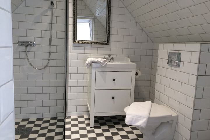 Room 104 of 189