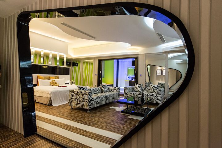 Room 4 of 216
