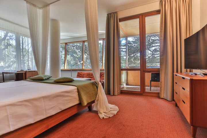Room 25 of 158
