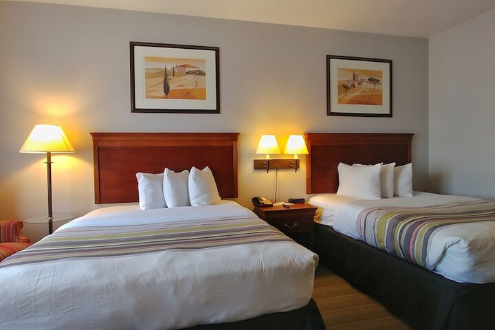 2 Queen Beds (3 of 8)