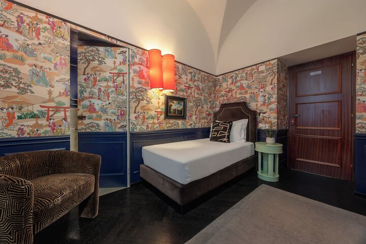 Room 8 of 32