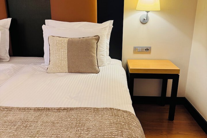 Room 8 of 10