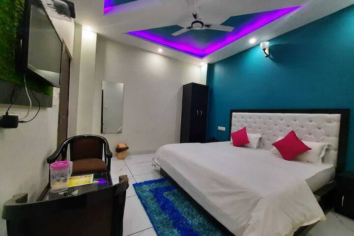 Room 4 of 9