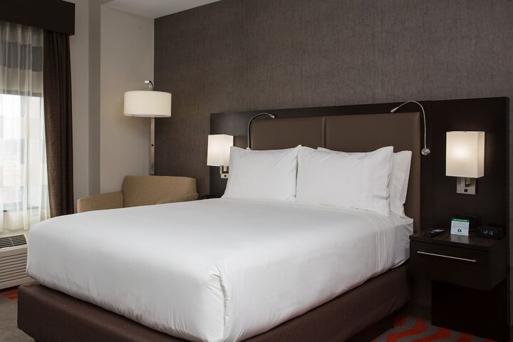 1 Queen Bed (6 of 12)