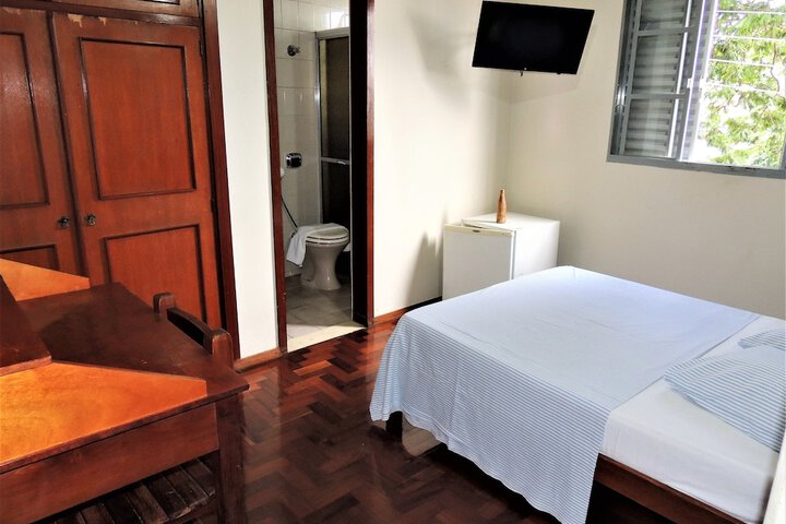 Room 6 of 16