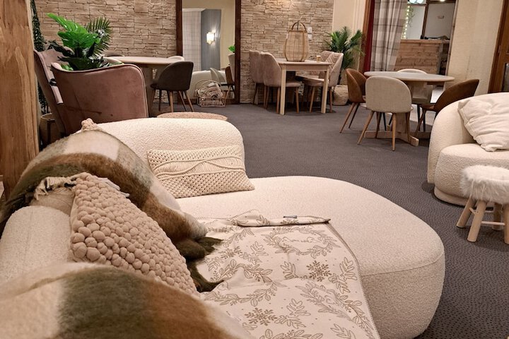 Lounge 12 of 16