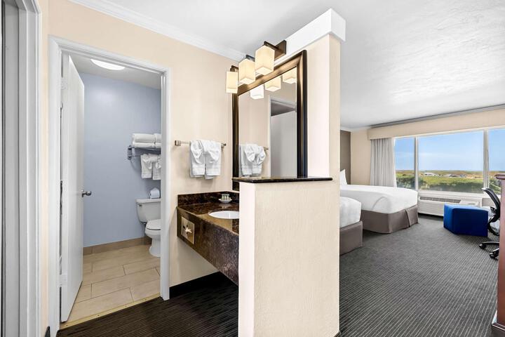 2 Queen Beds Partial Ocean View High Speed Internet Accessible Refrigerator, Continental Breakfast (30 of 31)