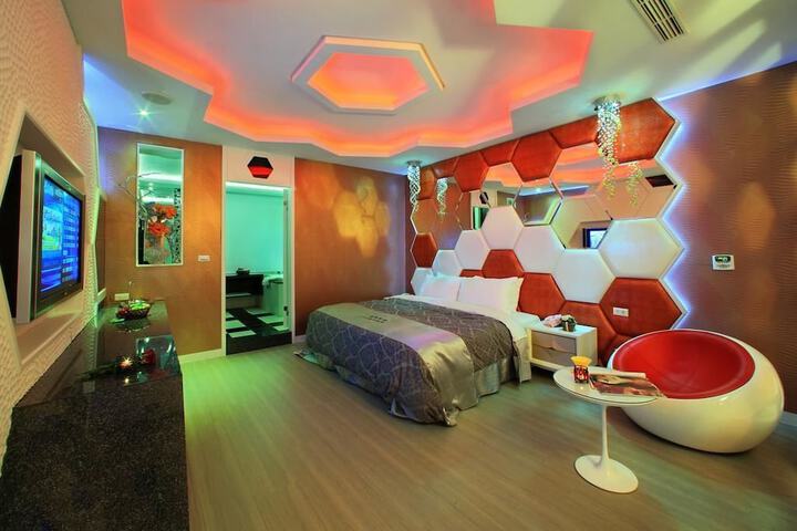 Room 3 of 32