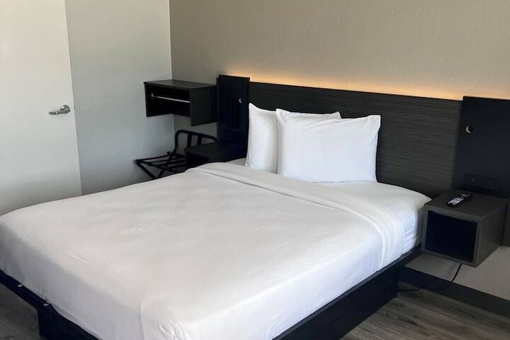 1 Queen Bed (14 of 14)