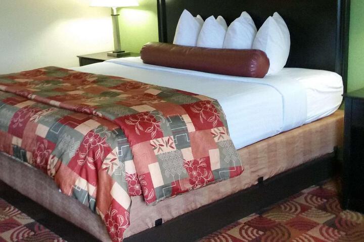 Accessible Suite King Bed Mobility Accessible Bathtub Full Breakfast (7 of 11)