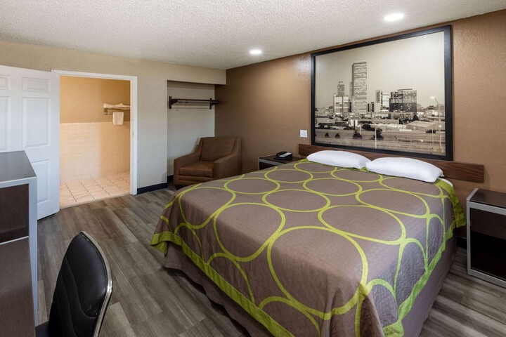 1 Queen Bed (1 of 13)