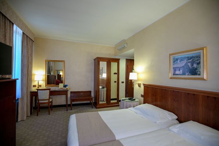Room 12 of 40