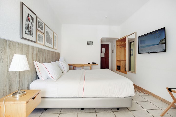 Room 4 of 68